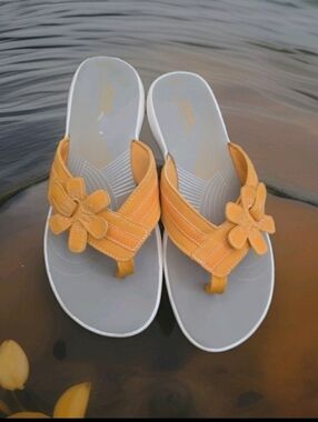 Pre-loved Clarks Women's Brinkley Flora Orange Flip-Flops Sz 9